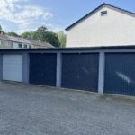 Die drei linken Garagen gehören zum Haus