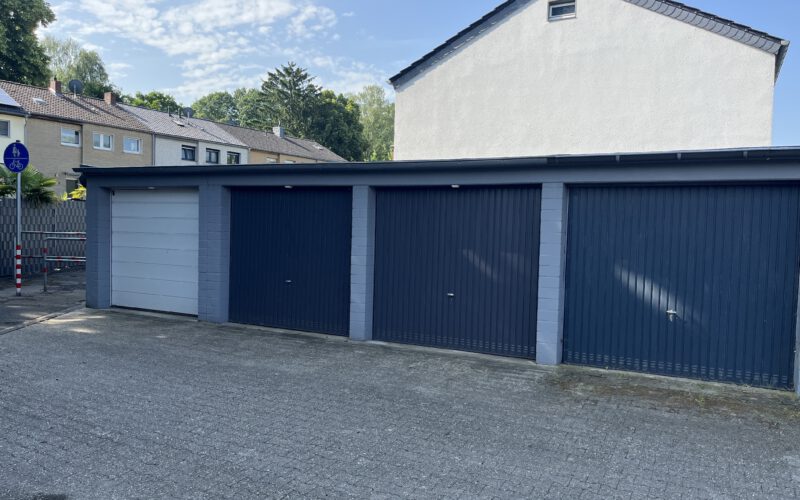 Die drei linken Garagen gehören zum Haus