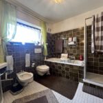 Wannenbad mit Dusche und Bidet OG