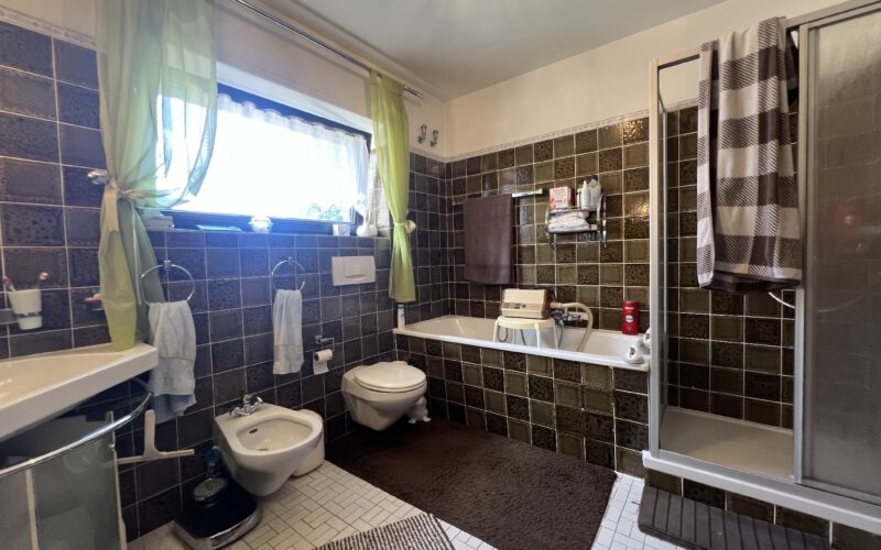 Wannenbad mit Dusche und Bidet OG
