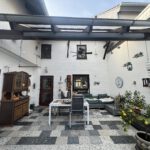 teilüberdachter Innenhof