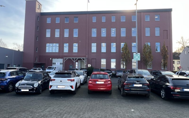 Rückansicht / Parkplatz