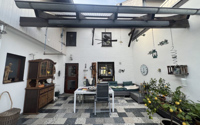 teilüberdachter Innenhof