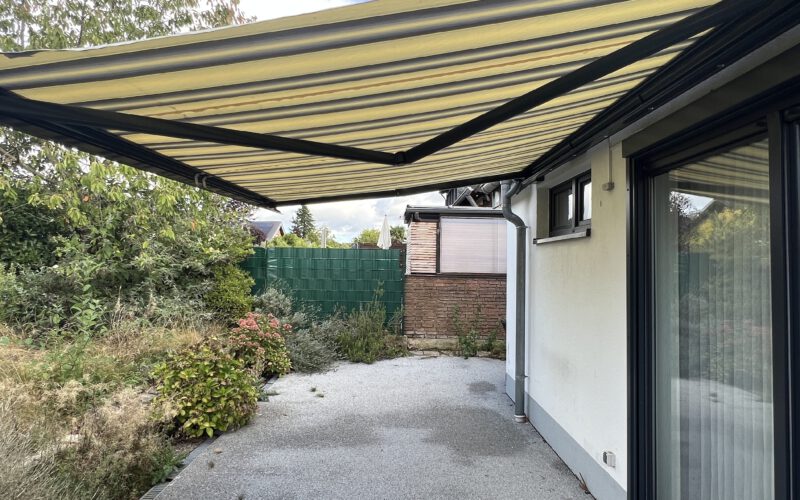 Terrasse mit elektrischer Markise