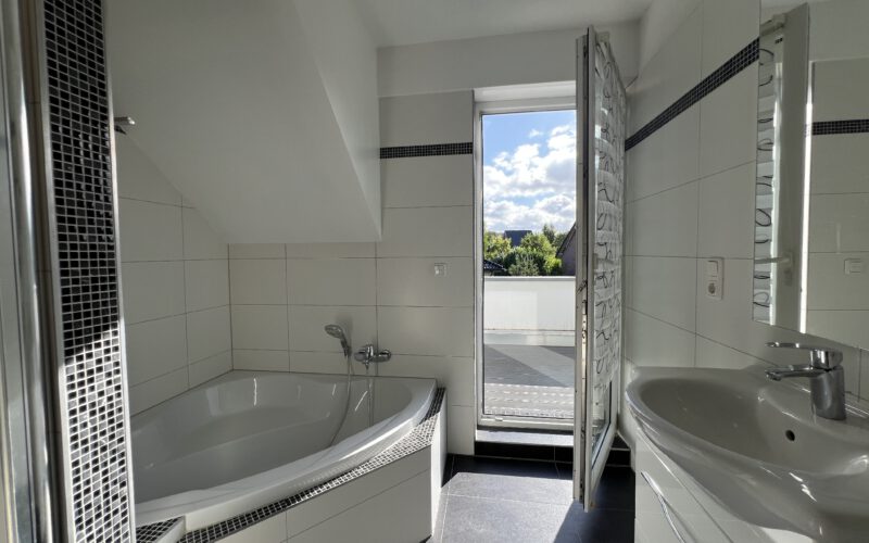 Badezimmer DG mit Eckwanne