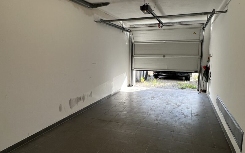 Garage mit elektr. Sektionaltor