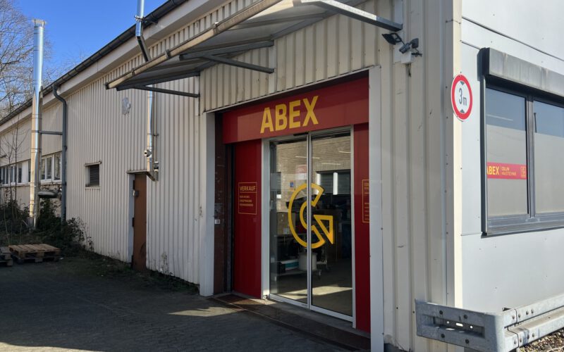 Anlieferung über Glas-Schiebetür