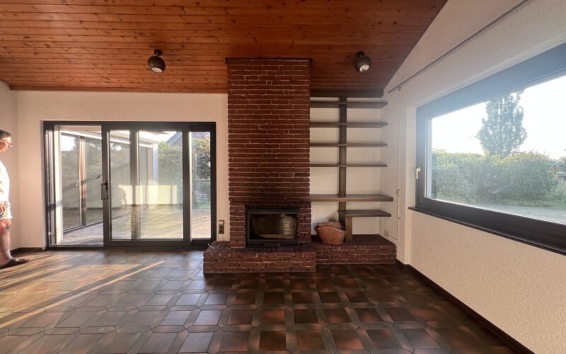 Wohnzimmer mit Kamin