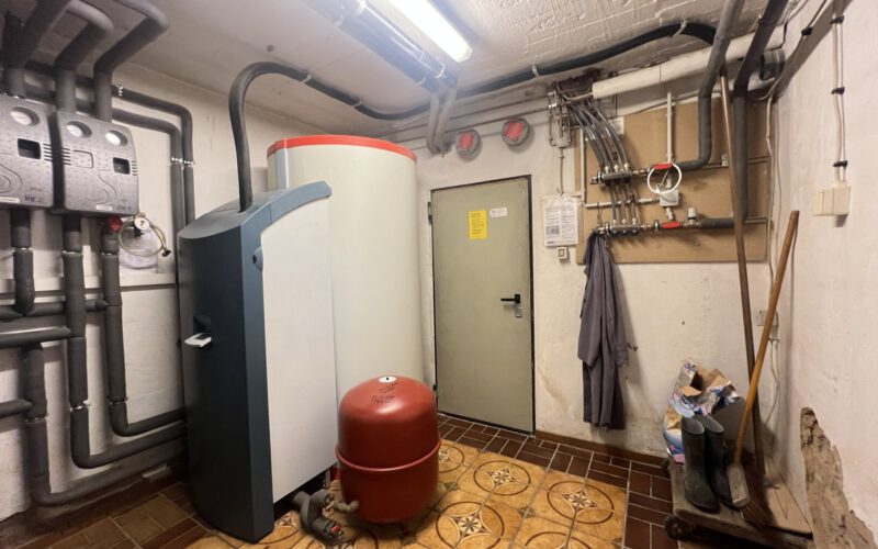 Heizungsraum mit Wärmepumpe
